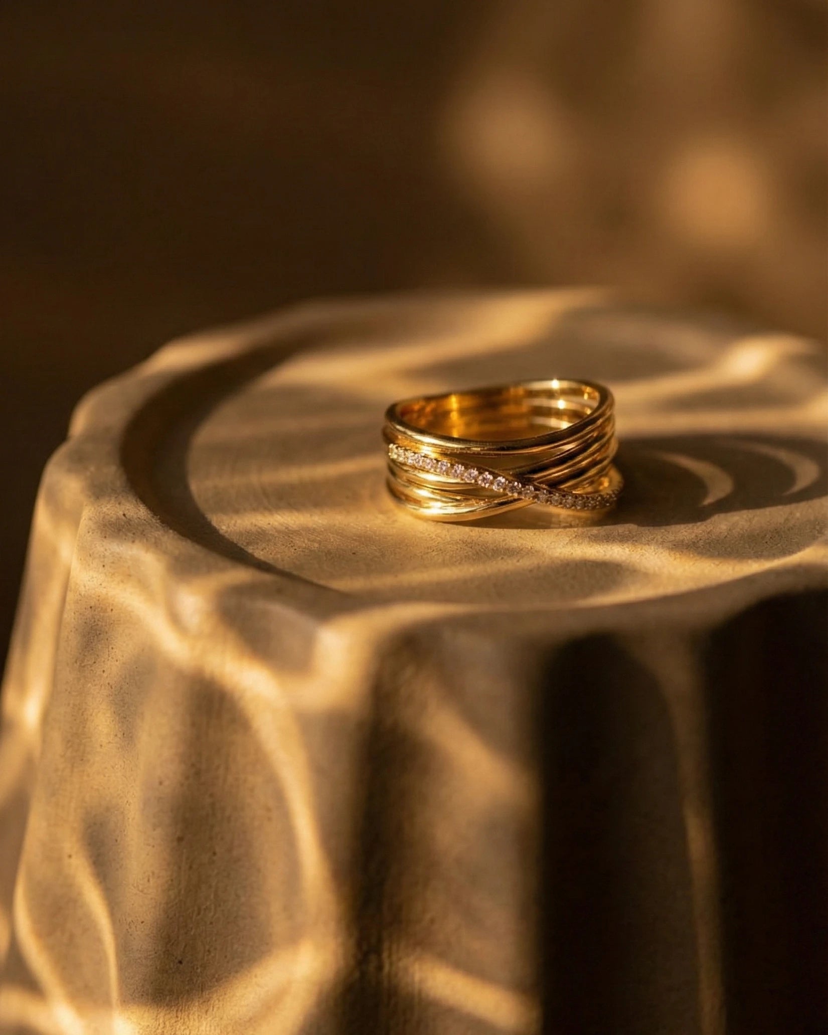 versatile-statement-wear-gold-morella-ring, effortless-strength-jewelry-style, minimalist-accessories-for-bold-look, classy-925-silver-chain-ring-lifestyle, senya-jewelry-morella-collection